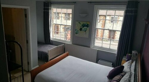 The Red Lion, Book Hotel Heytesbury 
