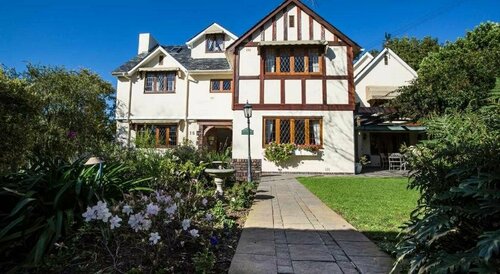 Knightsbury Guest House, Забронировать Гостевой дом Rondebosch , рядом с University of Cape Town - UCT