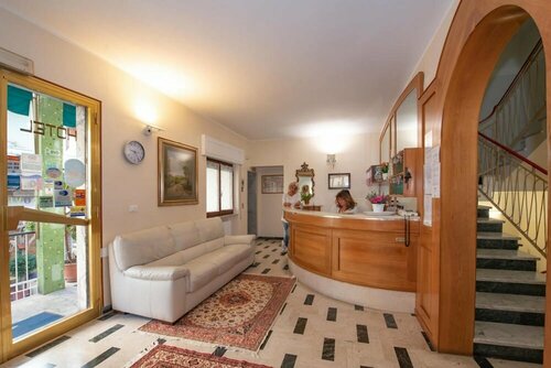 Hotel Tirreno, Забронировать Отель Челле-Лигуре Ривьера-делле-Пальме