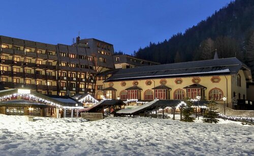 Hotel Club Relais Des Alpes, Забронировать Отель Отели Мадонна-ди-Кампильо с парковкой, Парковка