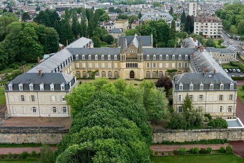 Espace Bernadette Soubirous Nevers, Book Bed and Breakfast Hoteller i Burgund med parkering, Parkering