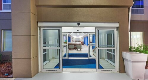 Holiday Inn Express New Orleans East, Book Hotel Hoteller i Missouri med pool, Swimmingpool