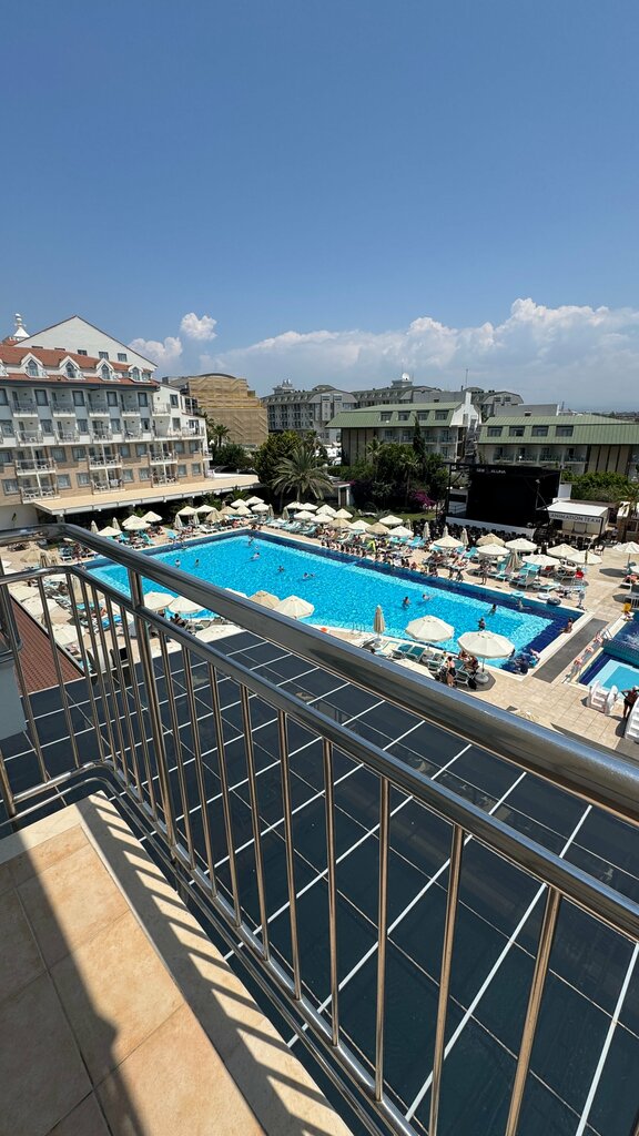 Side Aluna Hotel