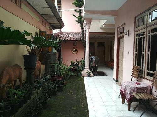 Penginapan Kunthi, Đặt Khách sạn Mergangsan Yogyakarta