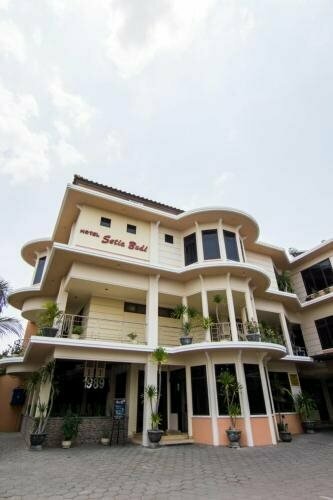 Hotel Setia Budi Syariah RedPartner, Брондау Қонақ үй Madiun East Java