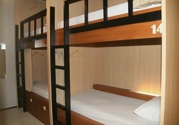 Woodlot Hostel, Boek Hostel Hotels in Malang met parkeren, in de buurt van Alun - Alun Kota Malang, Parkeren