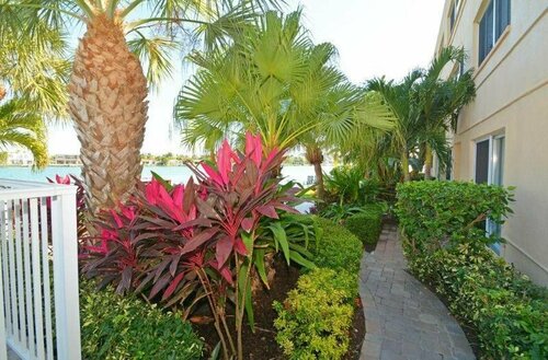 Westwinds Waterfront Resort, Забронировать Курортный отель Треже-Айленд Сент-Пит-Бич, рядом с St. Petersburg Municipal Beach