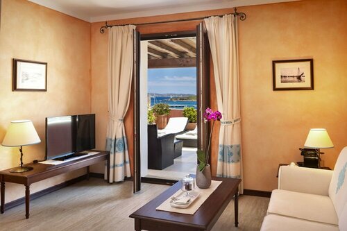 La Vecchia Fonte, Book Hotel Hoteller i Emerald Coast med måltider, Halvpension / Fuldpension