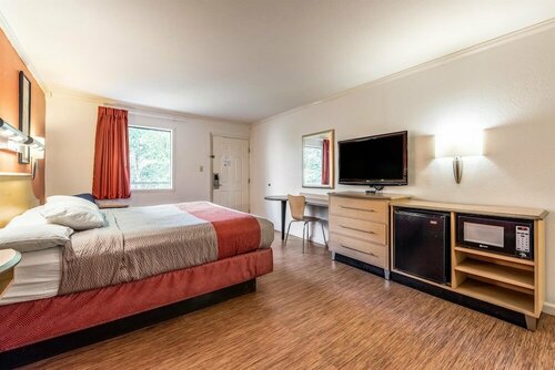 Motel 6-Gatlinburg, TN - Smoky Mountains, Забронировать Мотель Гатлинберг Great Smoky Mountains National Park, рядом с Спейс-Нидл
