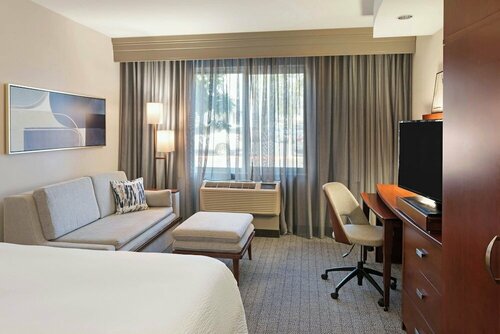 Courtyard by Marriott Long Beach Airport