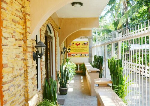 Casa D Estrella Apartelle, Забронировать Отель Отели острова Боракай с завтраком, рядом с Сад бабочек на Боракае, Завтраки