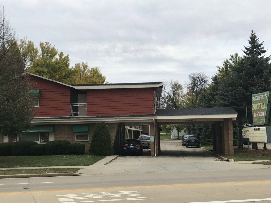 McGoverns Hotel and Suites