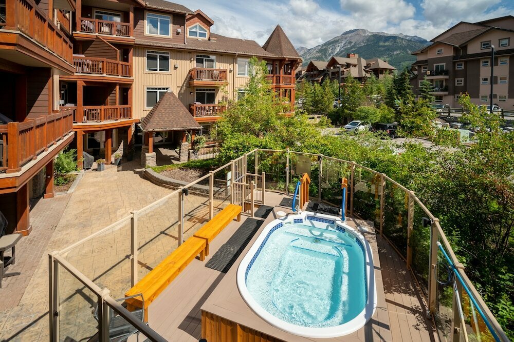 Falcon Crest Lodge