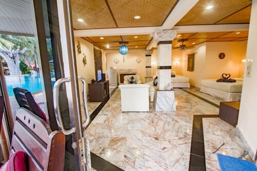 Laguna Beach Club Resort, Забронировать Курортный отель Отели Ко Ланта с парковкой, Парковка