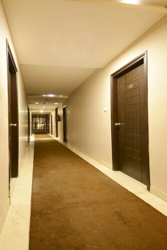 Treebo Maniram Palace, Забронировать Отель Отели штата Уттар-Прадеша с парковкой, Парковка