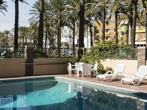 Anaheim Islander Inn and suites near Park and Convention center, Забронировать Отель Анахайм Disneyland California