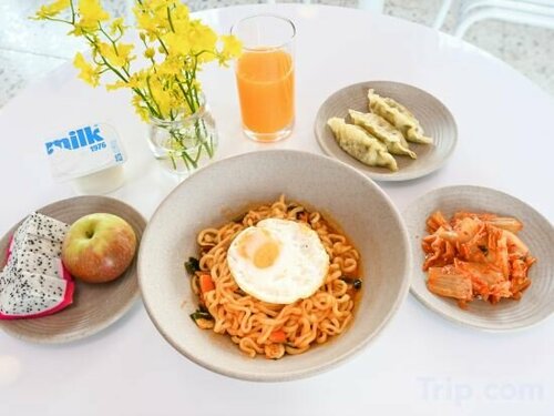 Brown Dot Hotel Saigon Airport, Забронировать Отель Отели Танбинь с завтраком, Завтраки