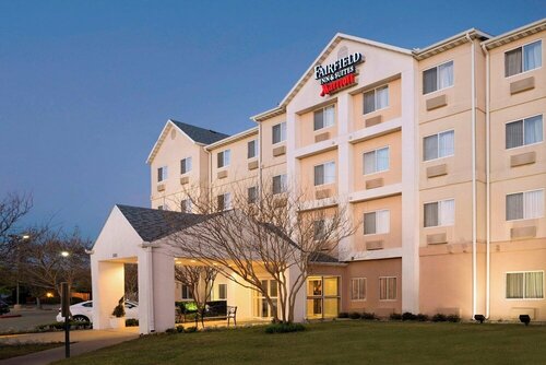 Fairfield Inn & Suites Fort Worth University Drive, Забронировать Отель Форт-Уэрт Dallas - Fort Worth Metropolitan Area, рядом с Национальный музей женщин-ковбоев и галерея славы