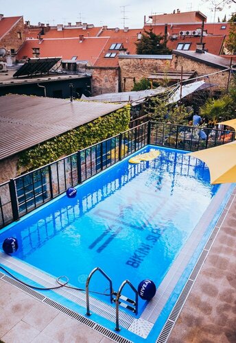 Stay Swanky Bed & Breakfast, Varaa Hostelli Lower Town hotellit, joissa on uima-allas, Uima-allas