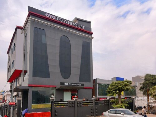 OYO Townhouse 183 Function Inn, Забронировать Отель Отели Чарбагх с парковкой, Парковка