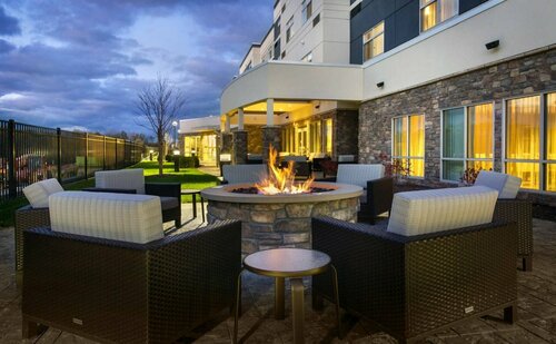 Courtyard by Marriott Schenectady at Mohawk Harbor, Забронировать Отель Скенектади штат Нью-Йорк, рядом с Городской театр Скенектади