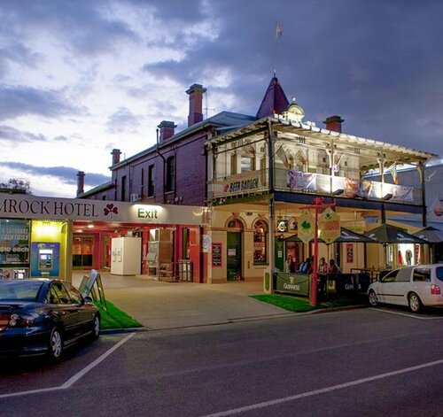 Shamrock Hotel, Забронировать Отель Эчука Новый Южный Уэльс, рядом с Боулинг-клуб Моамы