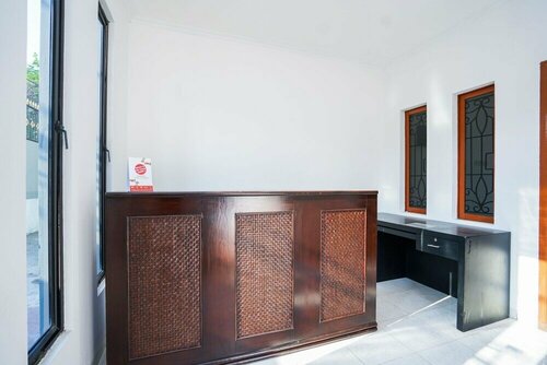 OYO 1281 Home Stay 83, Prenota Hotel Mulyorejo Surabaya