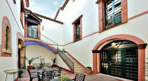 Hostal Can Carol, Book Hotel L'Anoia hoteller med parkering, Parkering