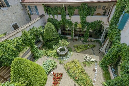 Abbaye de Talloires, Book Hotel Hoteller i Rhône-Alps med parkering, Parkering