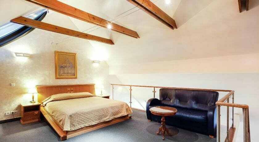 Atrium Suites