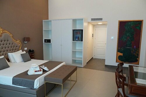 Hotel Art Resort Galleria Umberto, Забронировать Курортный отель Курортные отели Неаполя, рядом с Генеральное консульство Испании в Неаполе, Курортный отель