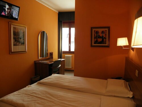 Hotel Corona, Забронировать Отель Отели Тирано с бассейном, Бассейн