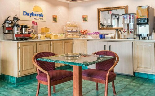 Days Inn by Wyndham Berlin Meriden, Buchen Sie Hotel Meriden Connecticut
