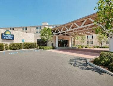 Days Inn & Suites by Wyndham Fullerton, Забронировать Отель Фуллертон Disneyland California