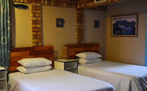Boga Legaba Guest House & Conference Centre, Boek Pension Hotels in Mafikeng met parkeren, Parkeren