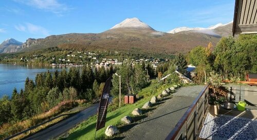 Magic Mountain Lodge - Lyngen, Book Hotel Hotels in Troms og Finnmark with Parking, Parking