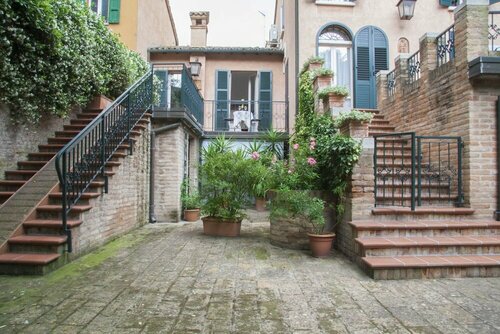 Ai Giardini di San Vitale, Забронировать Отель «постель и завтрак» Равенна Ravenna Area, рядом с Крепость Рокка Бранкалеоне