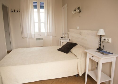 Hostal lEstrella, Забронировать Отель Палафружель Baix Empordà, рядом с Plaça Nova