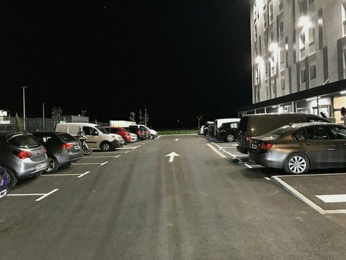 B&B HOTEL Montélimar Sud, Забронировать Отель «постель и завтрак» Отели Drôme Provençale с парковкой, Парковка