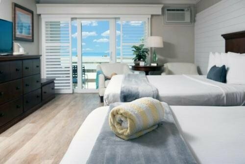 Thunderbird Beach Resort, Забронировать Курортный отель Отели Треже-Айленд 3 звезды, рядом с St. Petersburg Municipal Beach, 3*
