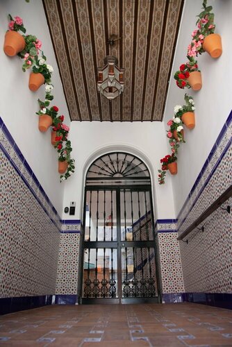 Noches en Triana, Забронировать Хостел Хостелы Севильи, рядом с Оперный театр Маестранса, Хостел
