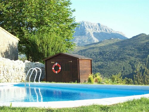 Aire de Ruesga, Varaa Hotelli Mentera-Barruelo hotellit, joissa on uima-allas, Uima-allas