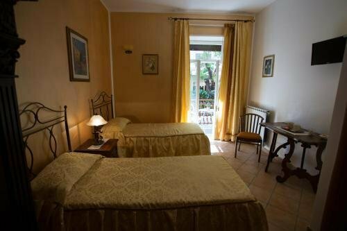 Casa Lollobrigida, Забронировать Отель Отели в центре Чампино с завтраком, отели в центре Чампино с завтраком