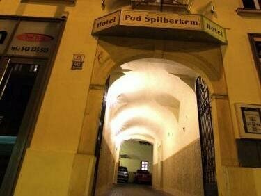 Pod Spilberkem, Забронировать Отель Отели Брно с парковкой, Парковка