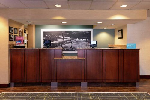 Hampton Inn Greensboro Airport, Забронировать Отель Гринсборо Северная Каролина