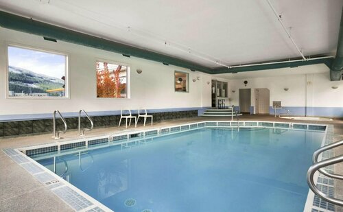 Super 8 by Wyndham Revelstoke BC, Забронировать Мини-отель Отели Ревелсток с бассейном, Бассейн