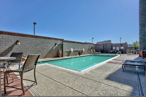 Hampton Inn & Suites Scottsdale at Talking Stick, Забронировать Отель Отели Скотсдейл с парковкой, рядом с Солт Ривер Филдс эт Талкинг Стик, Парковка