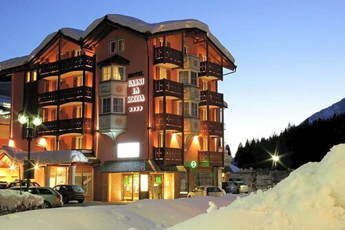 Hotel Garni La Roccia, Забронировать Отель Андало Паганелла, рядом с Гондольный подъёмник Андало-Досс Пела (нижняя станция)