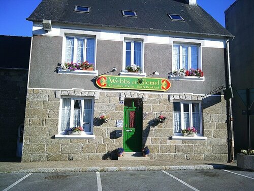 Webb's of Glomel, Book Bed and Breakfast Hoteller i Côtes-d'Armor med pool, Swimmingpool