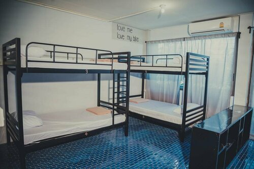 Spinning Bear Hostel, Rezervovat Hostel Hotely v Central Thailand s parkováním, Parkování